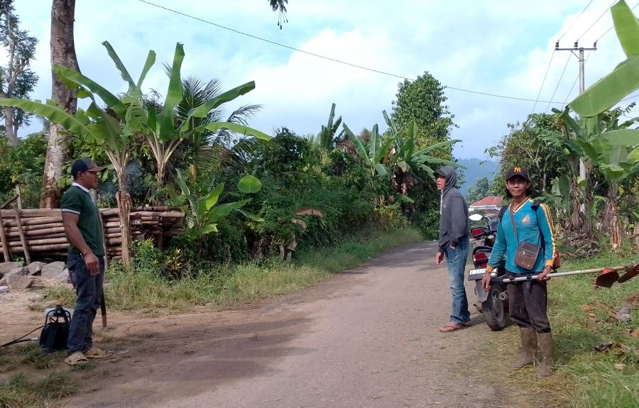 Aparatur Desa Harapan Jaya Antusias Gotong Royong Bersihkan Jalan Desa
