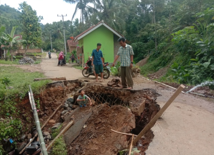 Jalan Amblas di Tanjung Likut Warga Pahmungan Harapkan Perbaikan