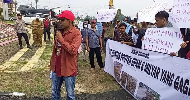 Ratusan Massa Geruduk Kejari Pesawaran, Desak Usut Proyek SPAM 8 Miliar yang Mangkrak