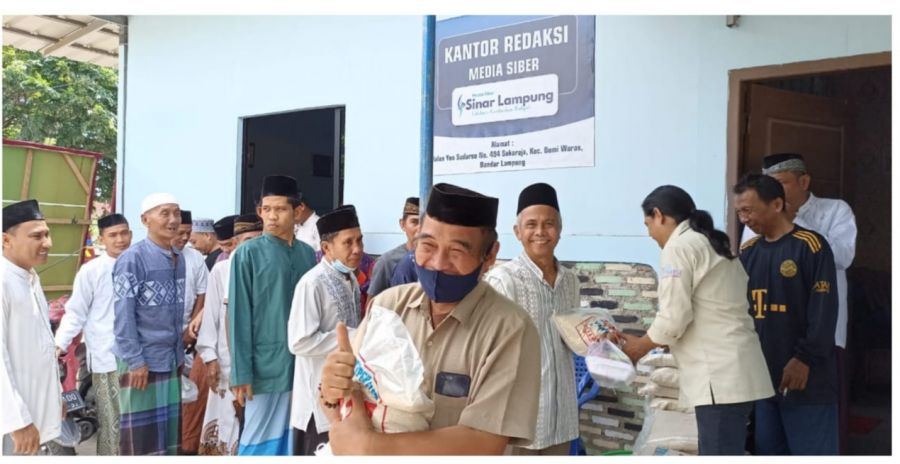 Rayakan Tahun ke-4 , Sinar Lampung Bagikan Paket Sembako
