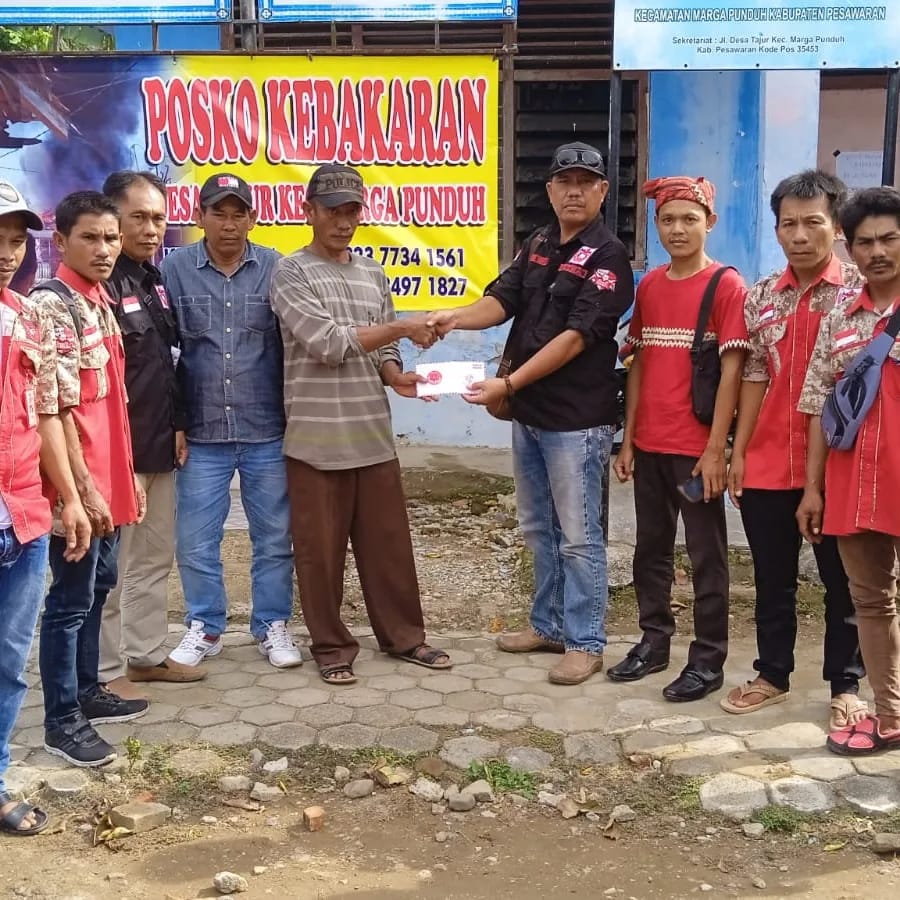 Warnai Hari Lahir Pancasila, Ormas GML Pesawaran Salurkan Bantuan Kepada Korban Kebakaran Rumah